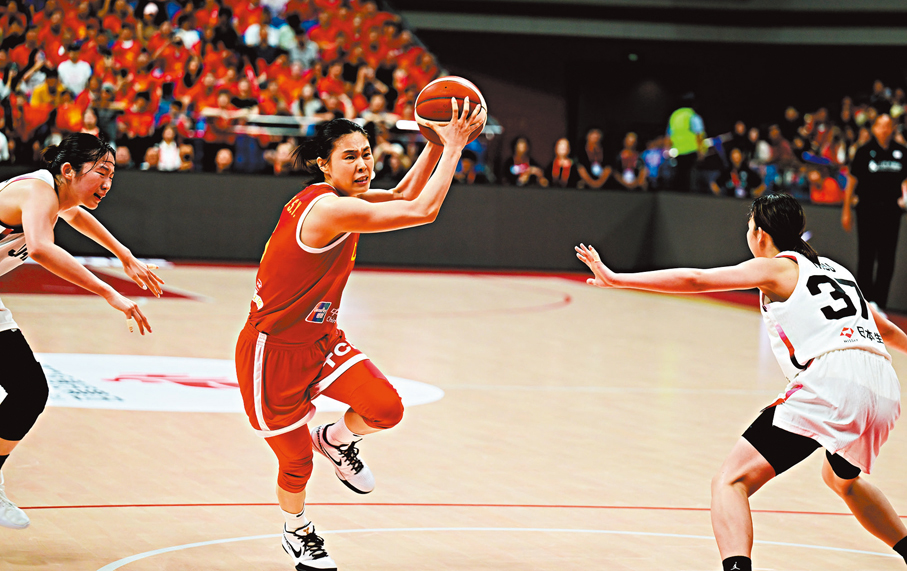 ●中國女籃後衛王思雨（左）帶球突破。新華社