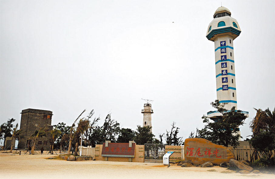 ●徐聞縣角尾鄉燈樓角，地形酷似伸向大海的一支牛角。