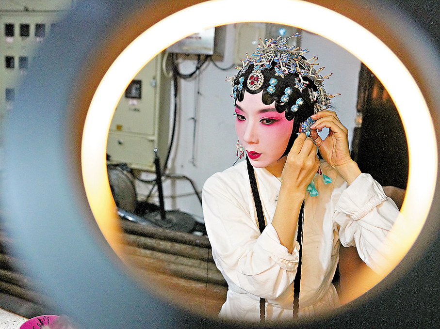 ●演員在鏡前整理妝容。