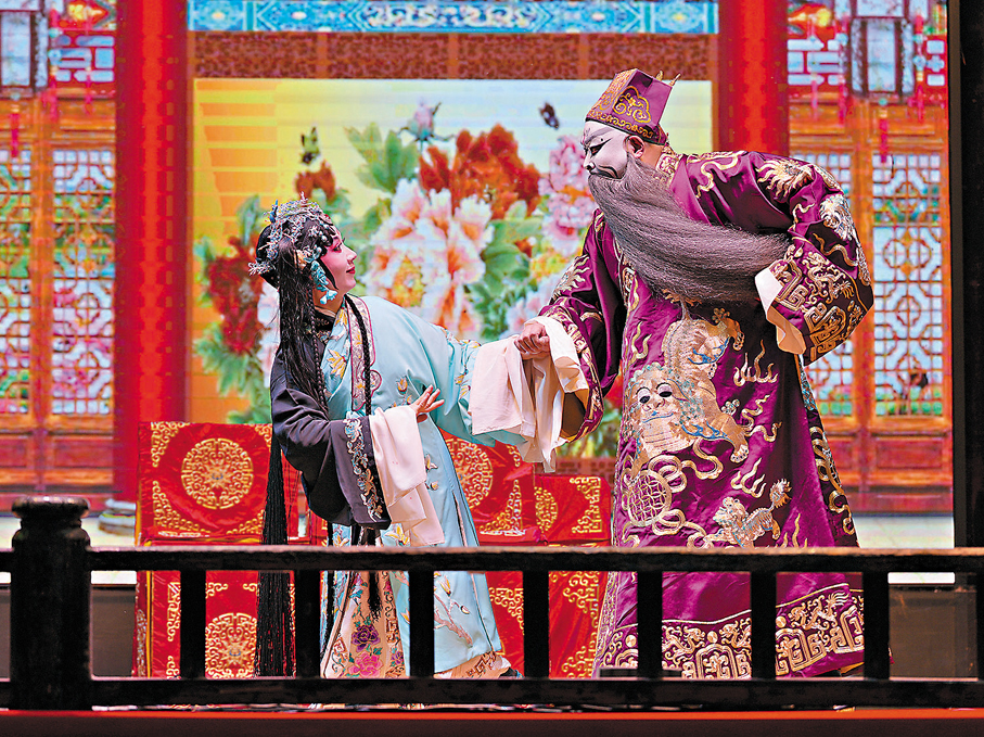 ●演員在舞台上表演巴陵戲。