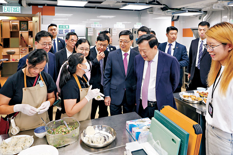 ●夏寶龍在土瓜灣社區客廳參觀。