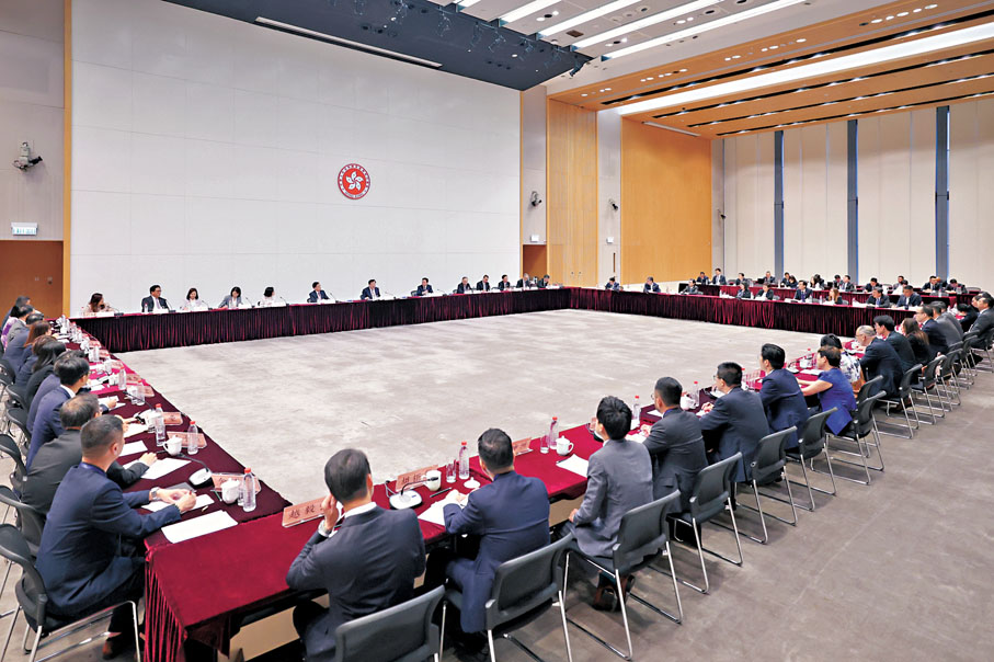 ●夏寶龍在政府總部與18區區議會主席和區議員代表座談。