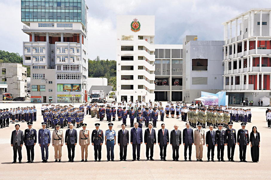 ●陳國基、鄧炳強等與參與儀式的紀律部隊首長和主禮嘉賓合照。 