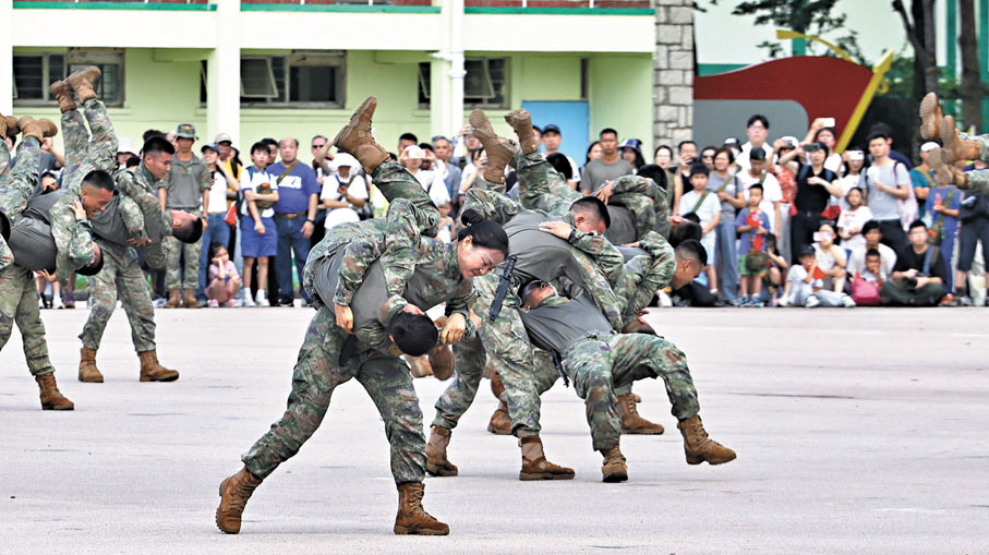 ●解放軍表演贏得陣陣掌聲。