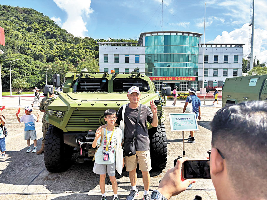 ●大人和小朋友在搶修車前合照。