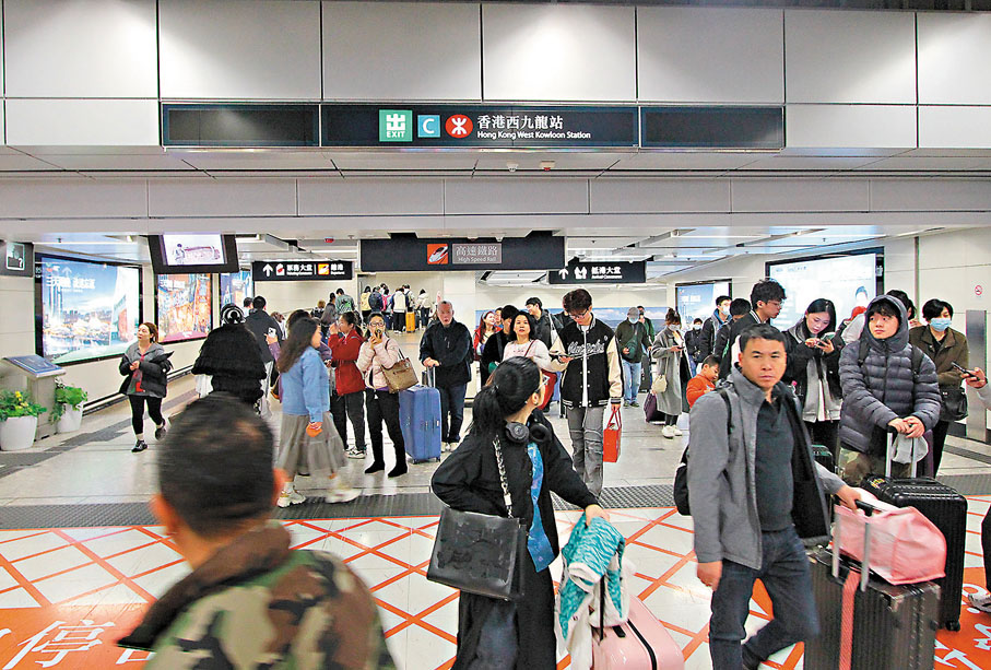 ●7月1日起，全國鐵路將實行新的列車運行圖。其中，香港高鐵的5條線路將新增停靠7個站點，連接內地的站點增至96個。圖為香港西九龍高鐵站乘客。 資料圖片