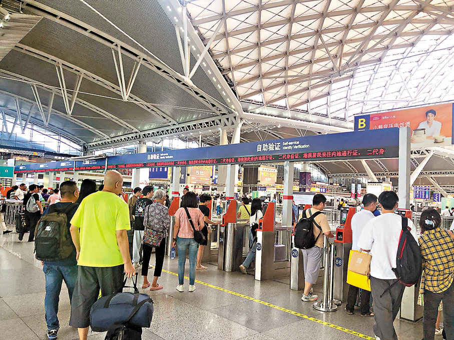 ●廣州南站在7月1日起實施新運行圖後，將增開更多熱門方向列車。圖為旅客在廣州南站通關入站。香港文匯報記者方俊明  攝