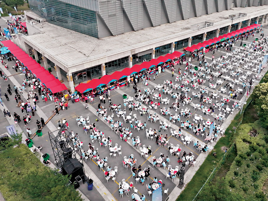 ●6月14日，江蘇淮安「蘇超」市集。新華社