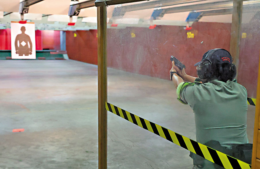 ●「警察招募·體驗日」安排警員射擊示範。香港文匯報記者郭木又  攝