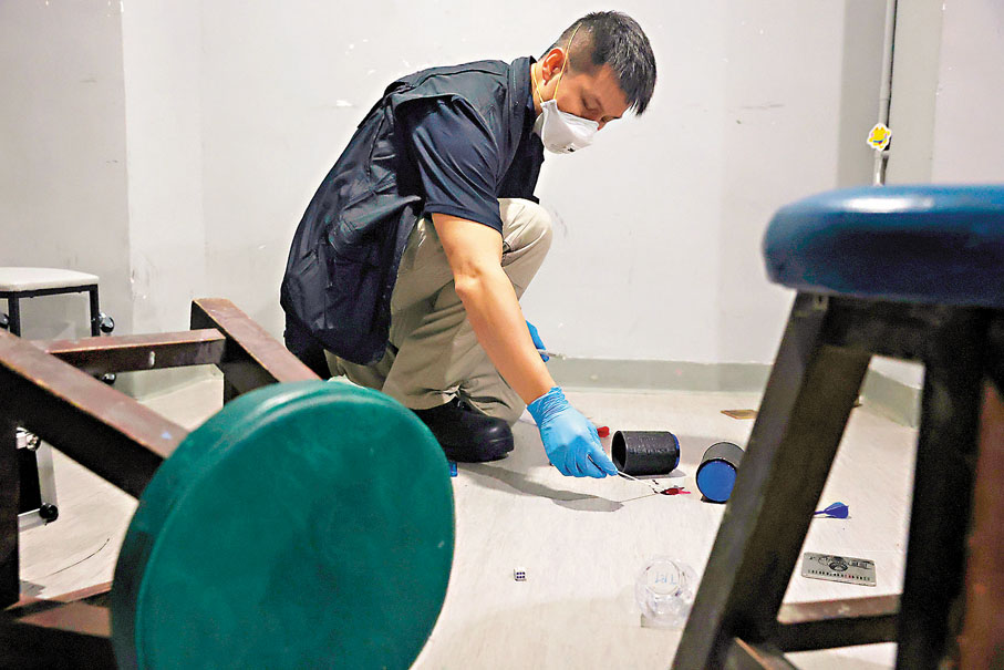 ●「鑑證先鋒」互動環節模擬酒吧兇案現場，參加者可觀摩警員鑑證工作，體驗鑑證工作的精準。 香港文匯報記者郭木又  攝
