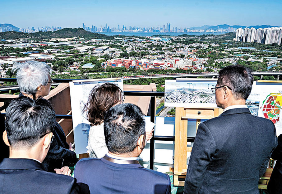 ●陳茂波表示，將集中資源推動北部都會區建設，並以金融服務、科技創新及生物醫藥為核心，鞏固香港國際競爭力。圖為陳茂波（右一）等去年考察北部都會區。資料圖片