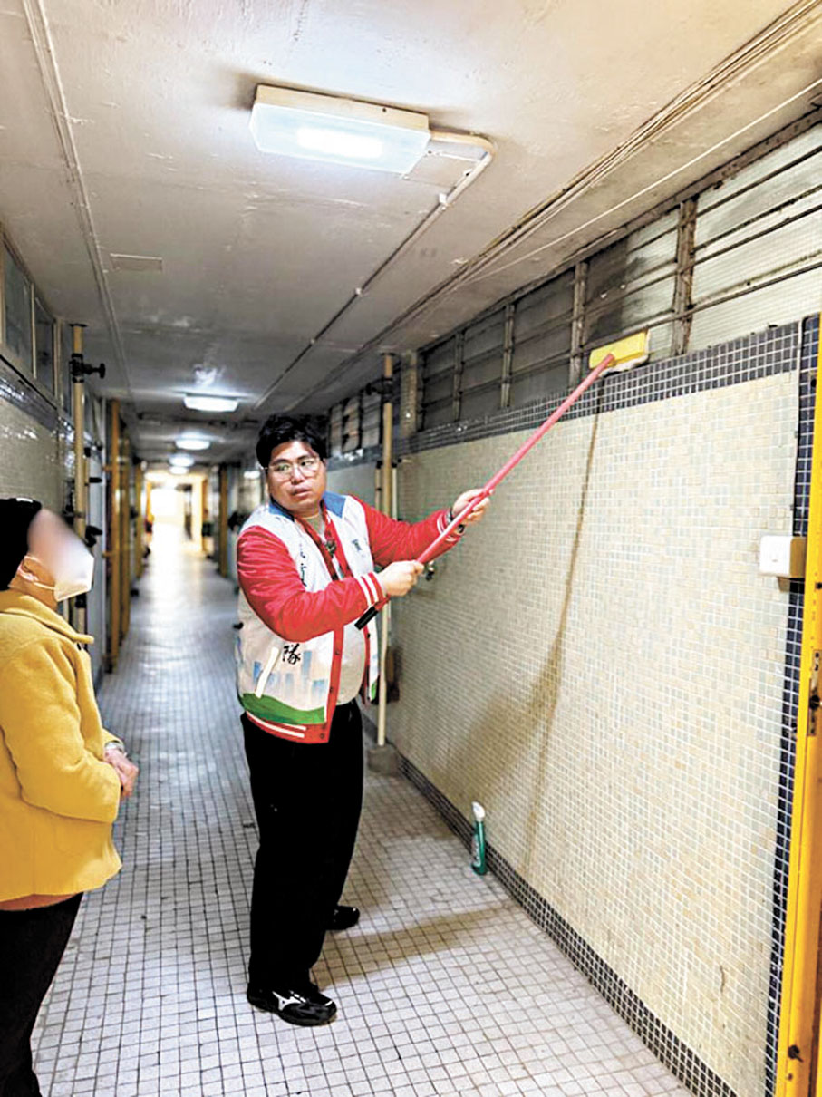 ●寶林關愛隊為獨居長者提供日常簡單家居清潔服務。作者供圖