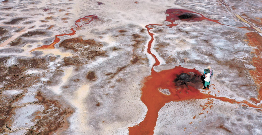 ●李一良與其合作夥伴正在進行野外考察，旨在為即將到來的中國火星取樣返回任務尋找着陸點。港大圖片