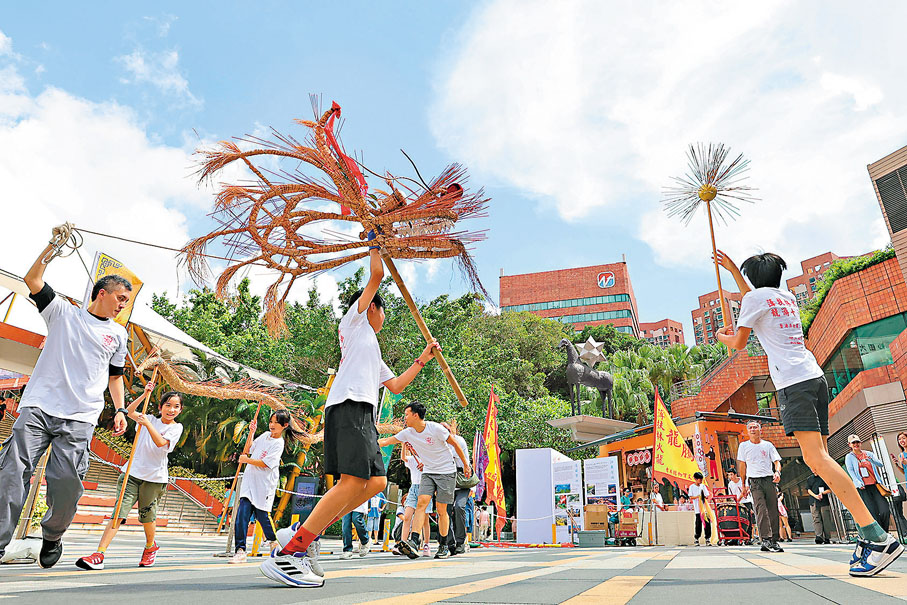 ●「中華文化節2025」昨日舉行《多彩華藝》嘉年華，薄扶林村火龍會的舞火龍表演，走入觀眾席與市民互動。香港文匯報記者北山彥  攝