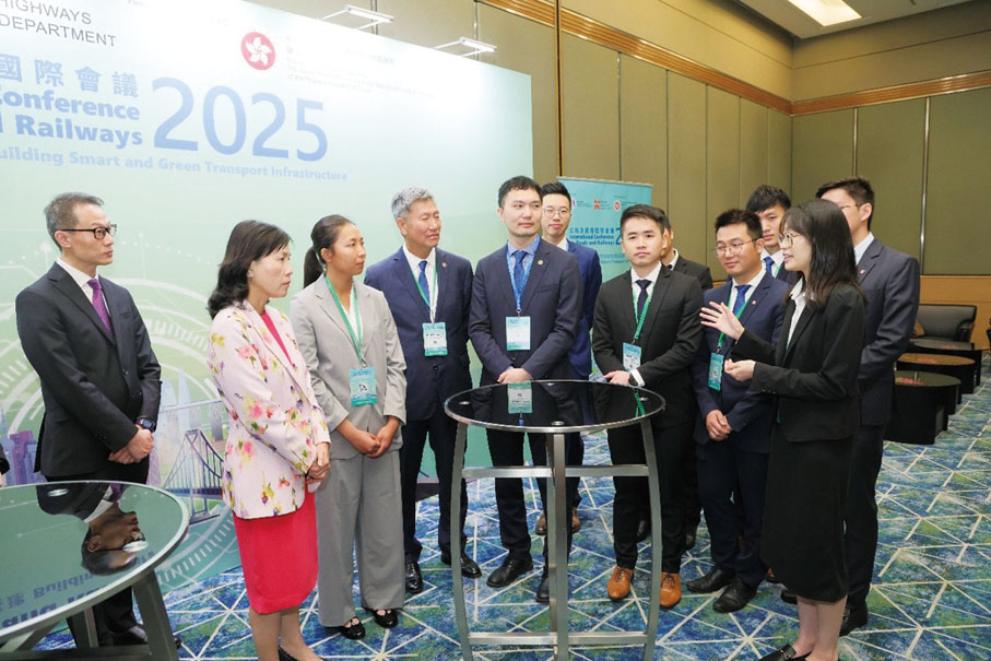 ●運輸及物流局局長陳美寶（左二）在路政署署長邱國鼎（左一）及香港公路學會會長梁偉豪（左四）陪同下，與年輕工程師互動，聆聽他們對香港基建發展的願景。