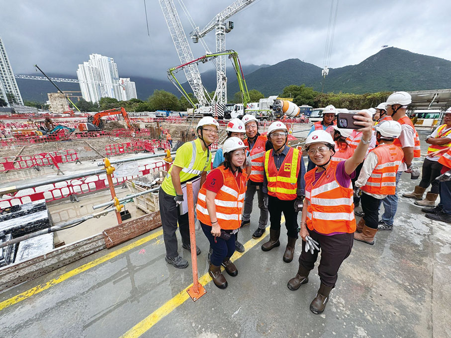 ●考察團與港鐵東涌線延線工程團隊在工地合照。