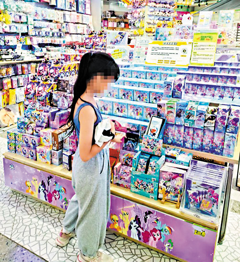 ●卡牌圍繞「小馬寶莉」等熱門IP限量發售，在學生群體中掀起了一股「集卡風潮」。圖為青少年選購卡牌。 網上圖片