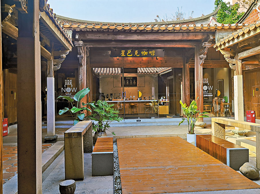 ●星巴克在三四線城市有更高的增長率。圖為位於福建晉江的星巴克咖啡店。香港文匯報記者章蘿蘭  攝