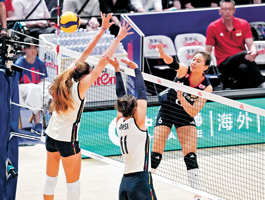 ●中國女排隊長龔翔宇（右）強攻對手。香港文匯報記者葉詩敏  攝