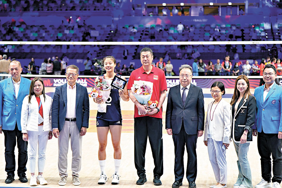 ●中國女排與隊長龔翔宇（左四）賽後獲選為香港站最受歡迎球隊與球員，並與嘉賓財政司司長陳茂波（左三）與文化體育及旅遊局局長羅淑佩（左二）合照。香港文匯報記者葉詩敏  攝