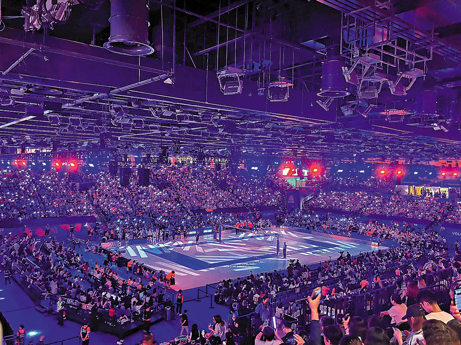 ●觀眾賽前用手機築起一片燈海。香港文匯報記者張發兒  攝