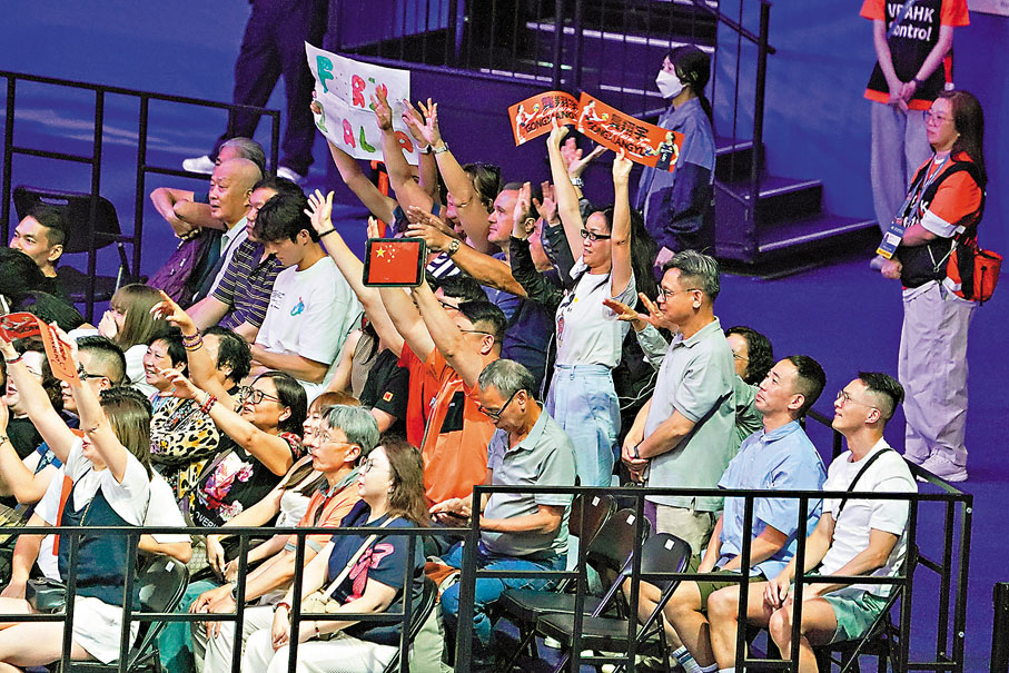 ●球迷落力為中國女排打氣。香港文匯報記者葉詩敏  攝