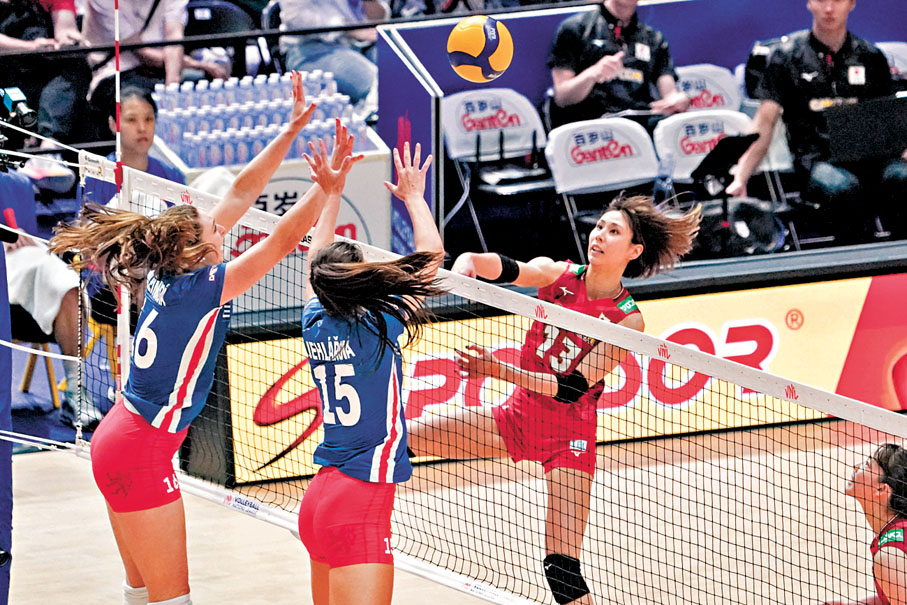 ●和田由紀子（右）藉着強力扣殺頻頻得分。 香港文匯報記者葉詩敏  攝