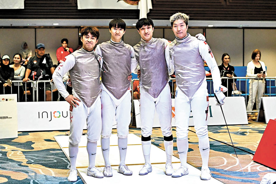 ●男花港隊（左起）吳諾泓、梁千雨、蔡俊彥、張家朗取得亞錦賽團體銅牌。中國香港劍擊總會圖片