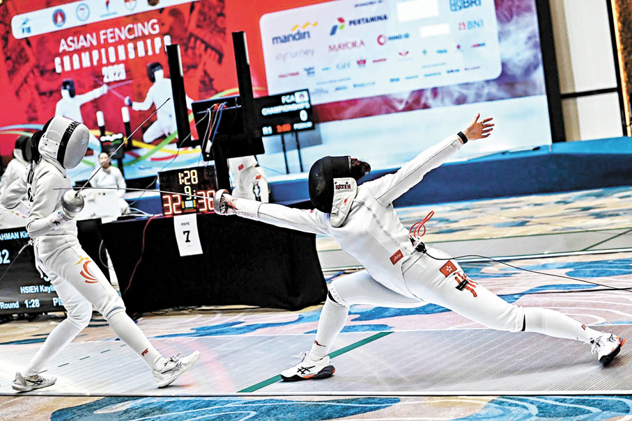 ●女重港隊（右）在團體準決賽不敵國家隊。中國香港劍擊總會圖片