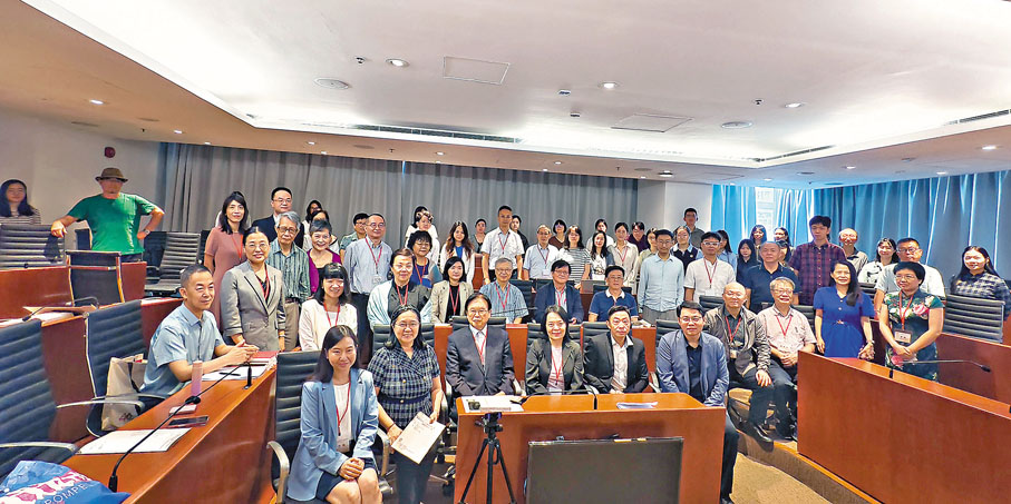 ●多地學者共聚港大探討香港文學與世界華文文學發展。 記者雨竹  攝