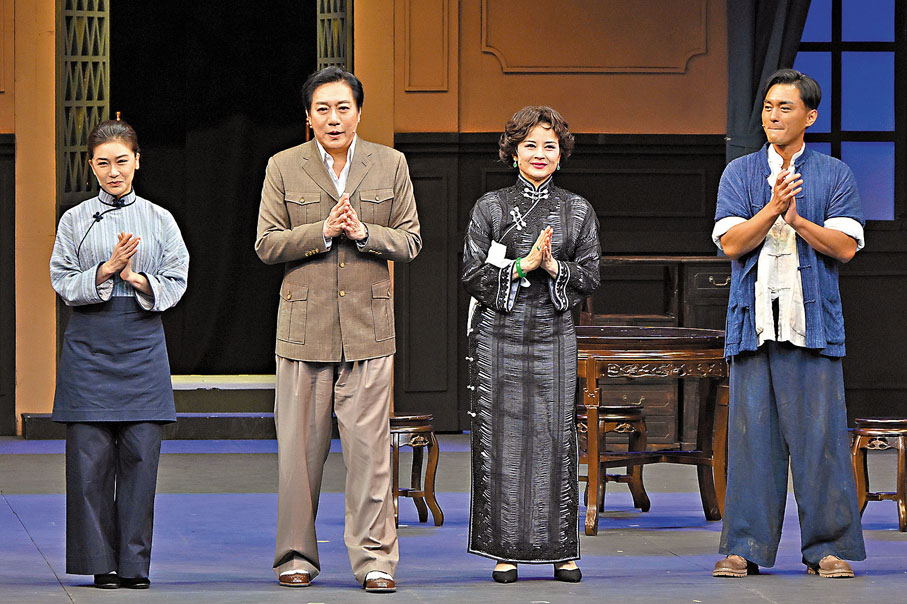 ●左起：張慧儀、陳培甡、黎燕珊和楊明感謝觀眾的支持。