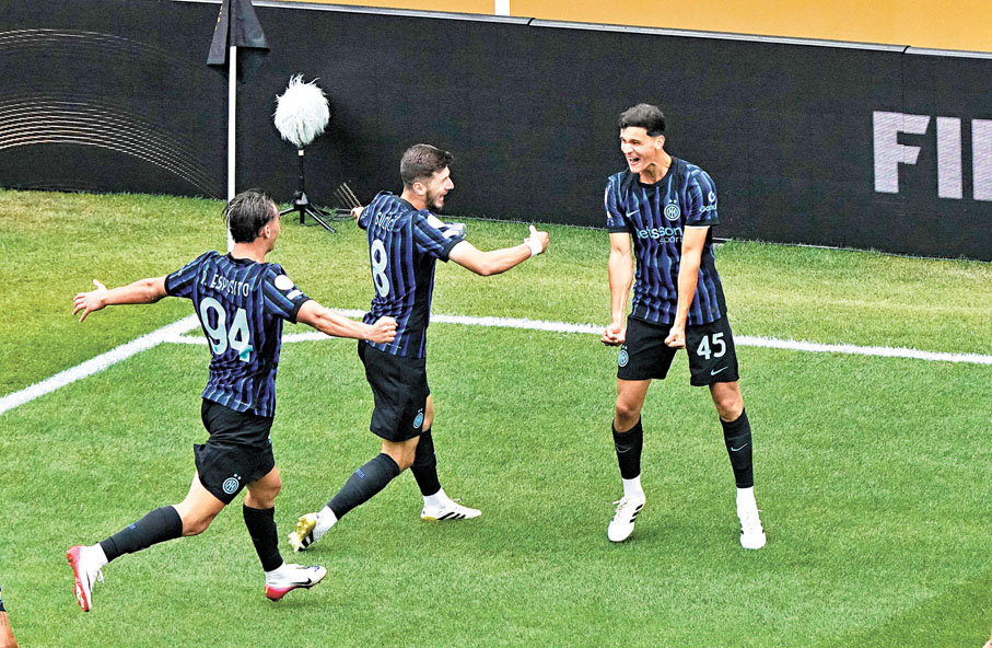 ●華倫天卡邦尼（右）慶祝取得入球。  路透社