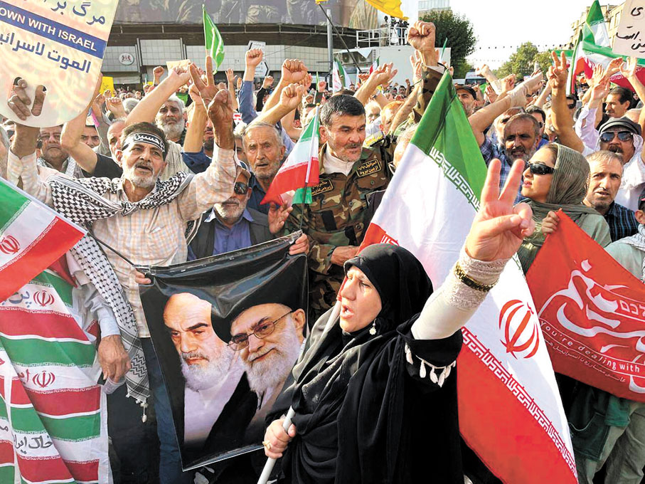 ●伊朗民眾在首都德黑蘭示威，高呼反美反以口號。 美聯社