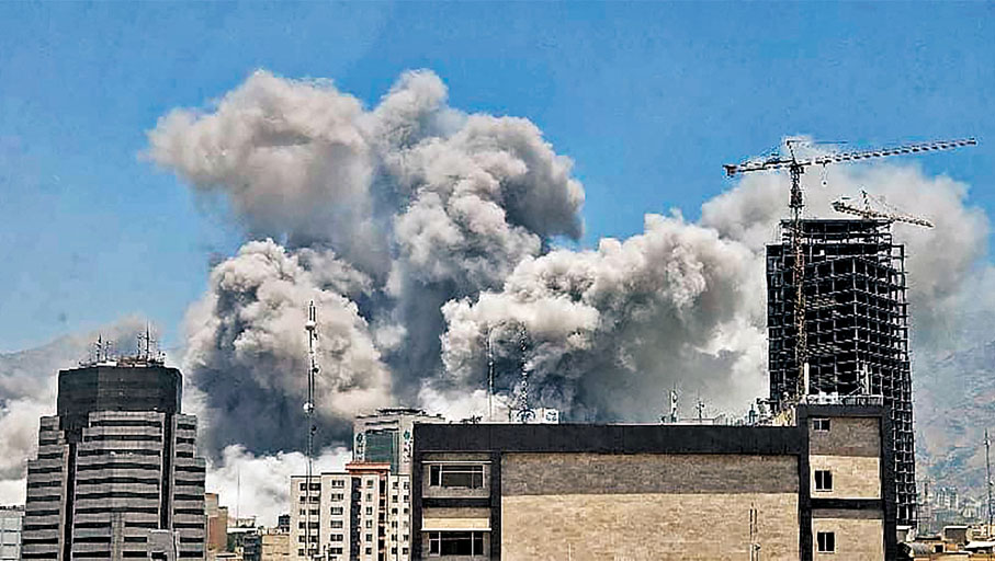 ●以軍繼續襲擊德黑蘭，遇襲地點冒起濃煙。法新社