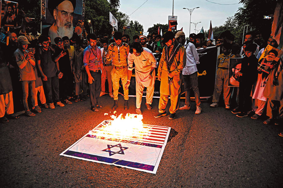 ●有巴基斯坦民眾焚燒以色列和美國國旗。法新社