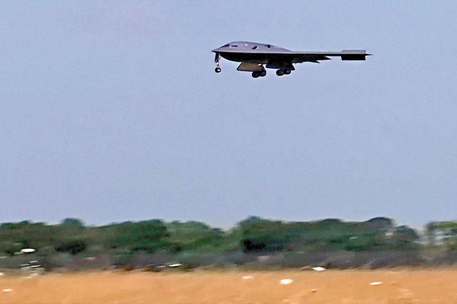 ●美军B-2轰炸机返回怀特曼空军基地。 路透社