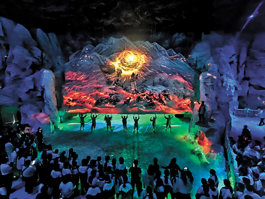 ●全國首個以長征為主題的全域行浸式數字科技體驗館——貴州長征文化數字藝術館「紅飄帶」2023年10月運營至今，已經超過150萬人次入園體驗，成為百萬遊客重走長征路的必去「打卡點」。圖為「紅飄帶」用科技手段再現了長征中一幕幕讓人感動的瞬間。