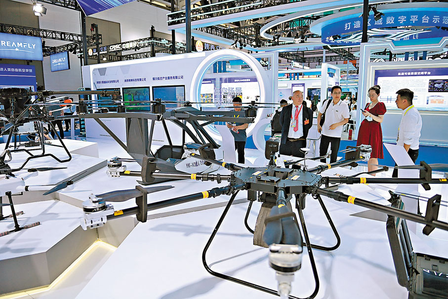● 5月21日，在第九屆絲綢之路國際博覽會暨中國東西部合作與投資貿易洽談會低空經濟展上，參觀者了解各類飛行器。 資料圖片