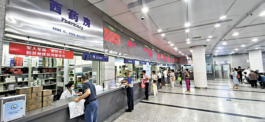●珠海市人民醫院在牙科、骨科、康復理療、體檢等項目較受香港長者歡迎。圖為珠海市人民醫院西藥房。 受訪者供圖