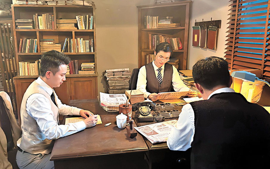 ●2024年7月，劇組在攝影棚再現青年金庸在香港大公報編輯部辦公場景。