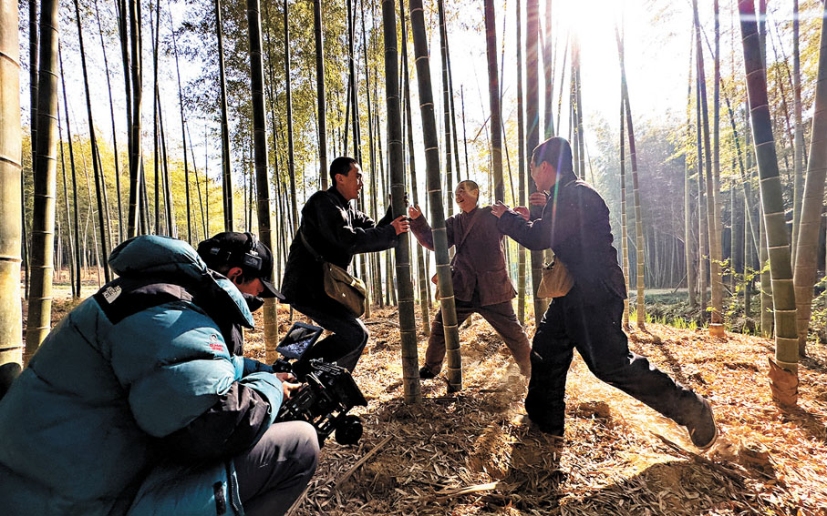 ●2023年1月，劇組在浙江嘉興海鹽縣南北湖再現少年金庸與同窗好友追逐打鬧場景。