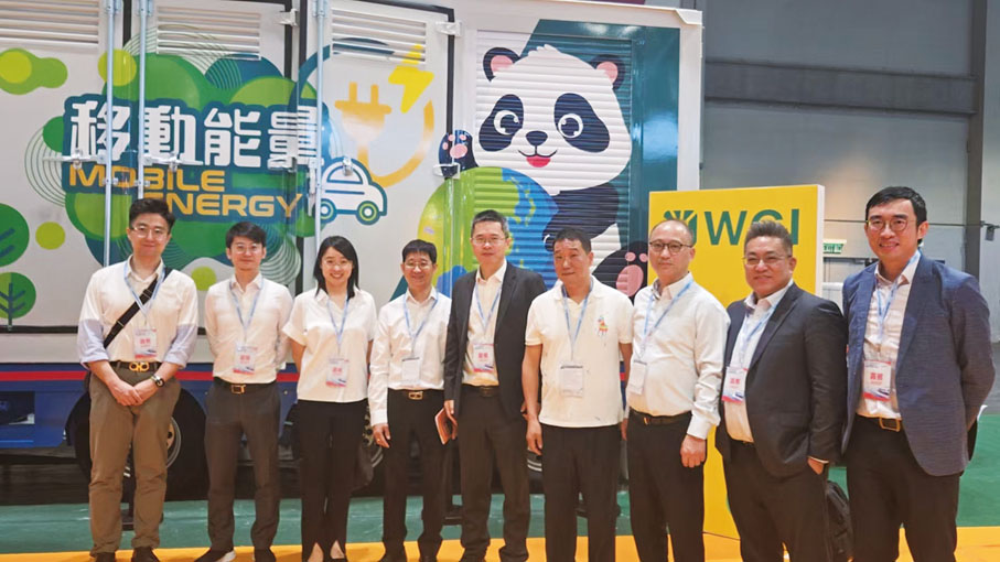 ●中國石油國際事業（香港）有限公司副總經理楊長青與的總一眾骨幹成員合影留念。