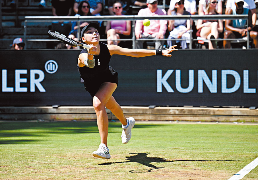 ●王欣瑜在比賽中回球。  新華社