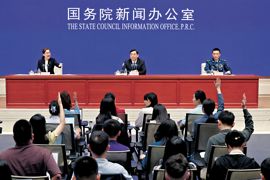 ●6月24日，國務院新聞辦公室舉行新聞發布會，中央宣傳部分管日常工作的副部長胡和平，閱兵領導小組辦公室副主任、中央軍委聯合參謀部作戰局少將副局長吳澤棵介紹中國人民抗日戰爭暨世界反法西斯戰爭勝利80周年紀念活動總體安排，並答記者問。新華社