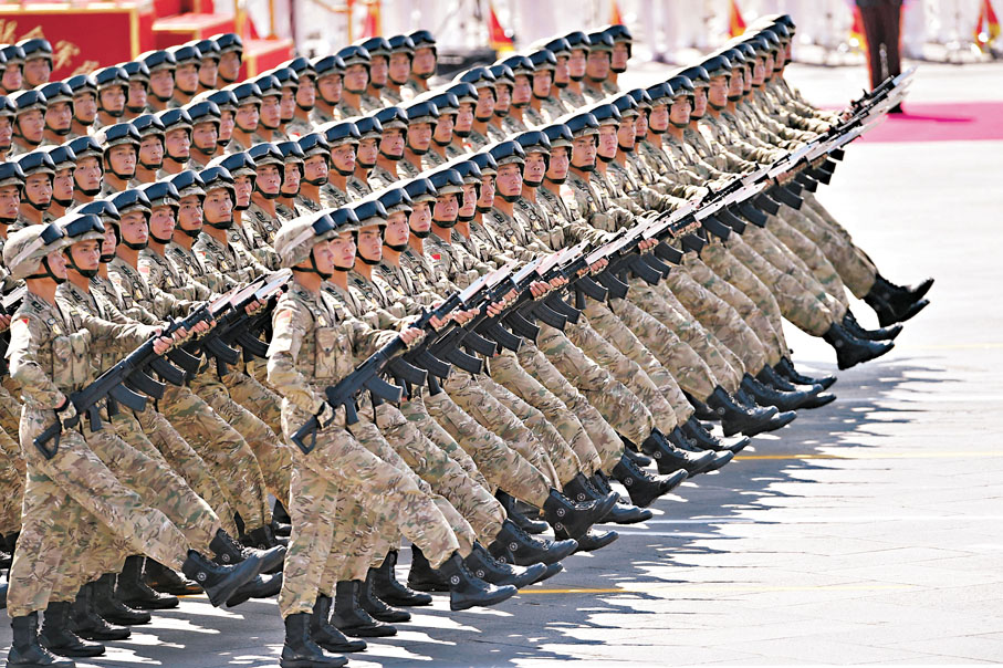 ●2015年9月3日，中國人民抗日戰爭暨世界反法西斯戰爭勝利70周年紀念大會在北京隆重舉行。這是「攻堅英雄連」英模部隊方隊接受檢閱。資料圖片