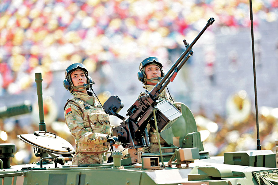 ●2015年9月3日，輪式裝甲突擊車方隊接受檢閱。資料圖片