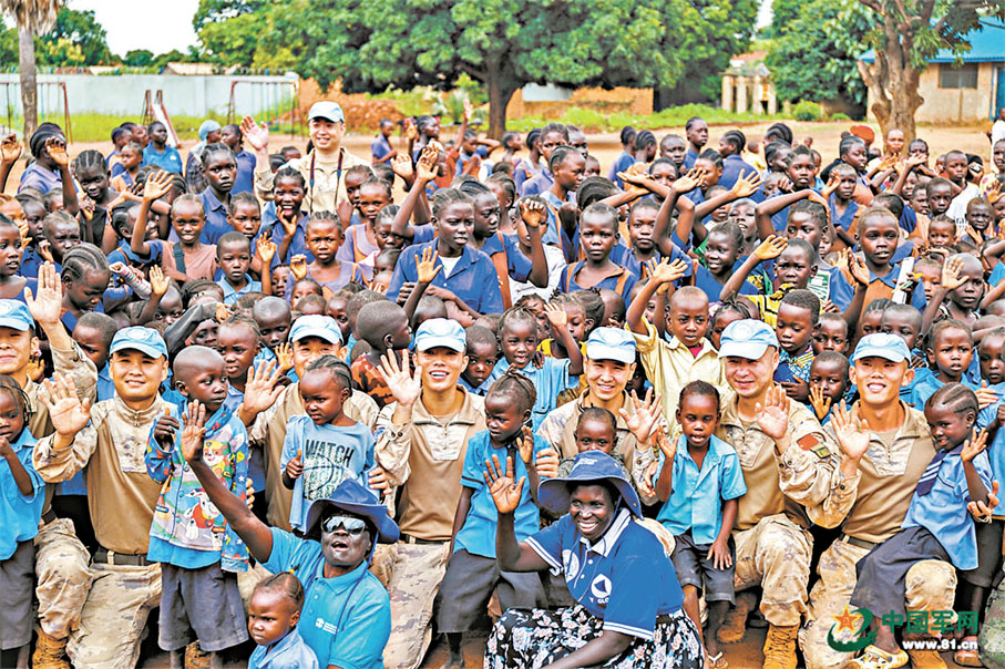 ●2024年，中國第14批赴南蘇丹（瓦烏）維和工兵、醫療分隊官兵來到南蘇丹瓦烏市海克斯蒂學校，為師生捐贈文體用品。網上圖片