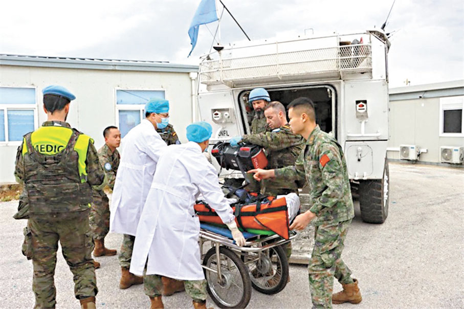 ●2024年4月，中國赴黎巴嫩維和醫療分隊與多國維和部隊開展「藍盔天使-2024」醫療救援聯合演練。 網上圖片