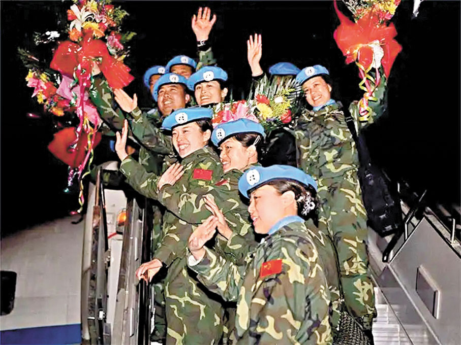 ●2003年12月，中國首次向利比里亞派出維和部隊，維和官兵登上出征飛機，揮手告別祖國。 網上圖片