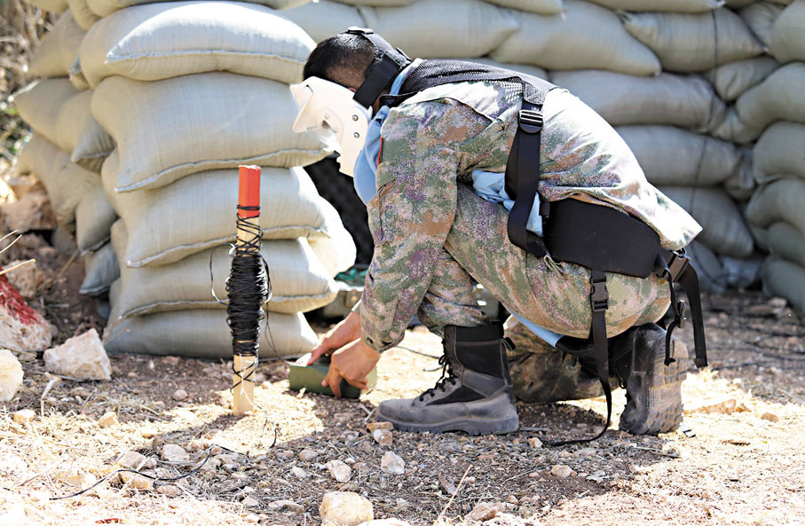 ●2020年9月29日，  中國第19批赴黎巴嫩維和部隊掃雷官兵在黎巴嫩與以色列邊境「藍線」附近雷場成功清排2枚地雷並實施爆破。資料圖片
